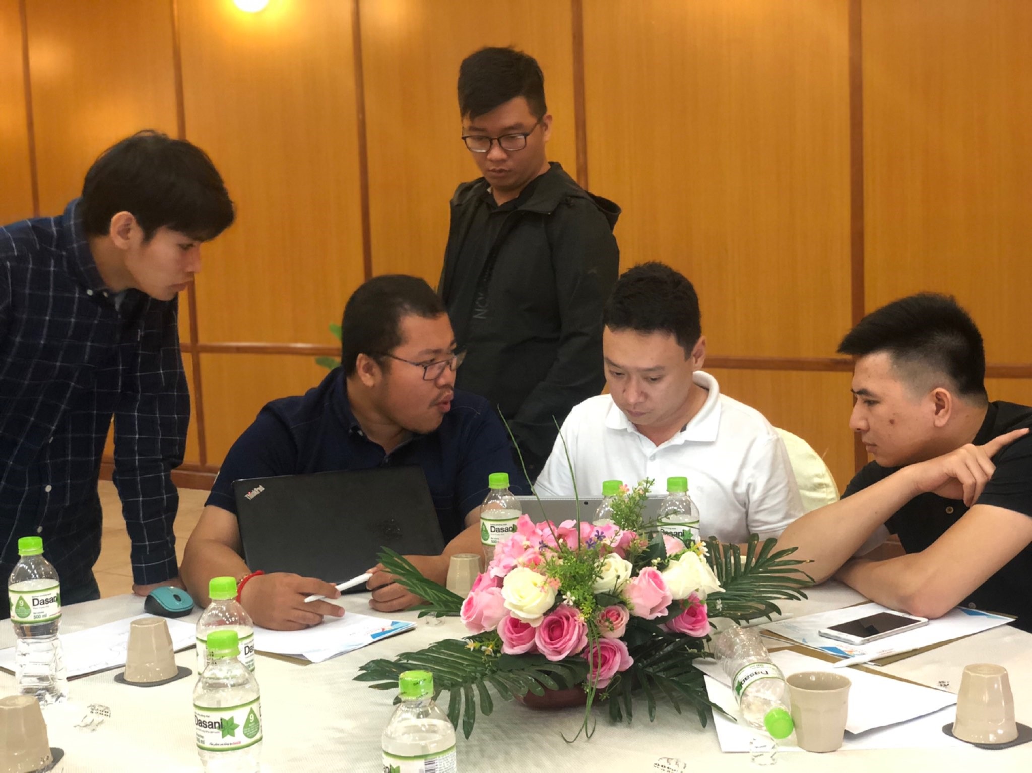 Chủ đề “bài tập nhóm” đi sát thực tế, khiến mọi người hào hứng thảo luận